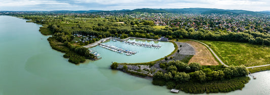 Vonyarc kikötője és a Keszthelyi-hegység széles balatoni panorámában