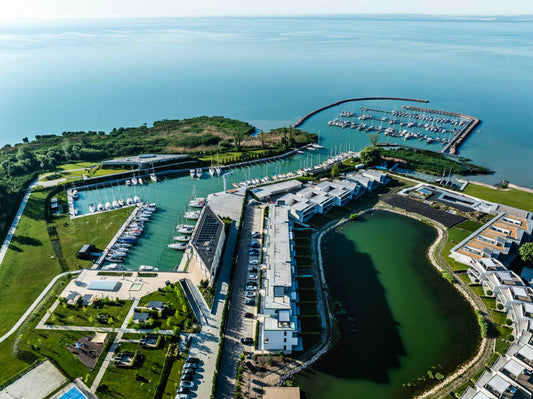 Ypsilon Yacht Club és a környező kikötőmedencék légi nézetből