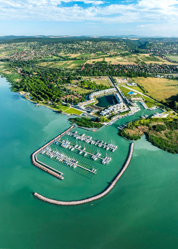 Az Ypsilon Yacht Club függőleges légi panorámája