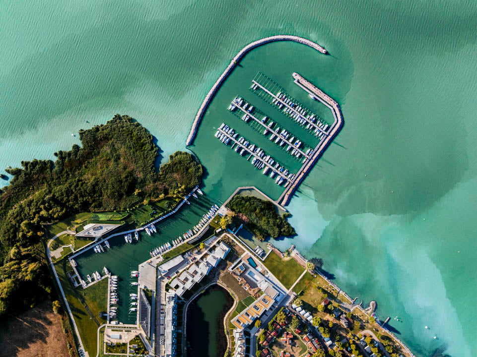 Az Ypsilon kikötő és a Balaton zöld vize felülnézetből