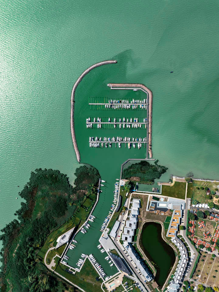 Az Ypsilon Yacht Club két kikötőmedencéje felülnézetből