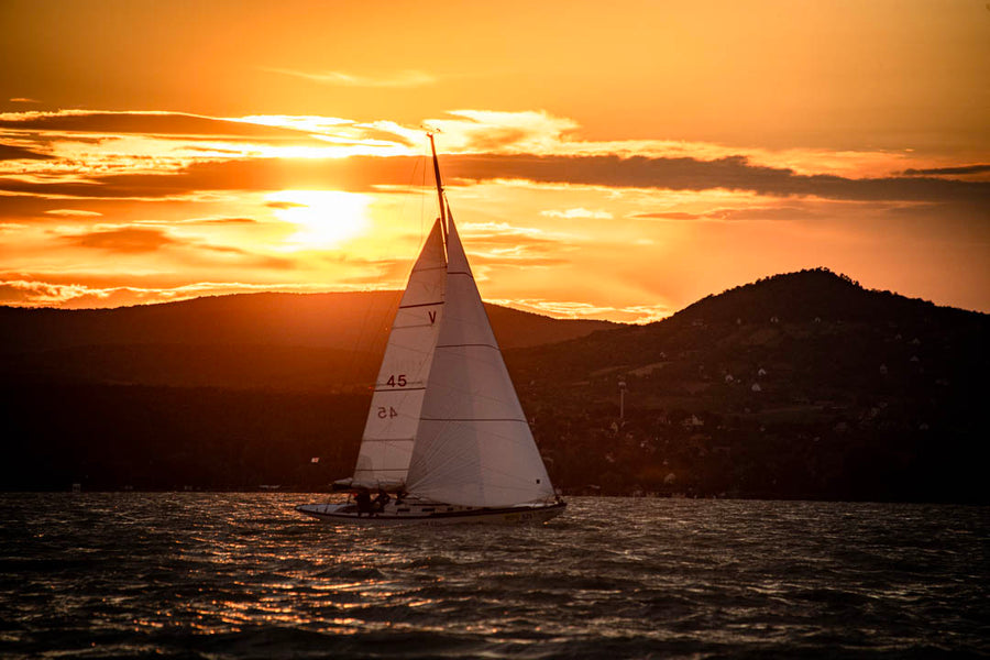 Vitorlázás a Balatonon naplementében