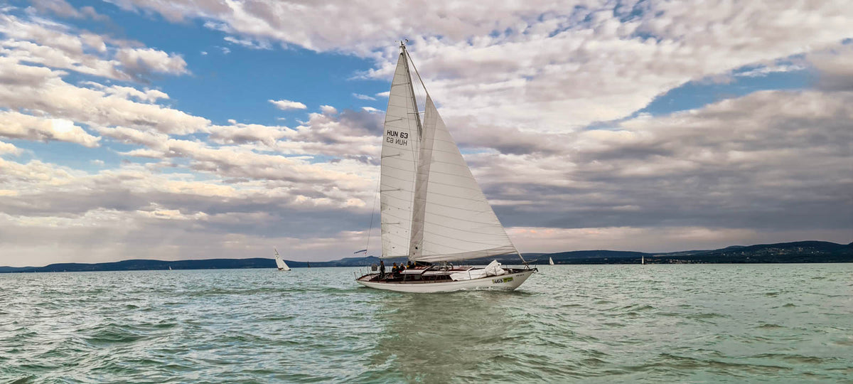 Vitorlás drámai felhők alatt a Balatonon